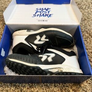 Ringor by Rip-it size 9.5 black/white turf shoes with pitching toe